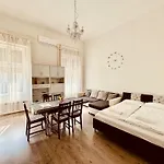 Oktogon Central Spacious Ac Balcony