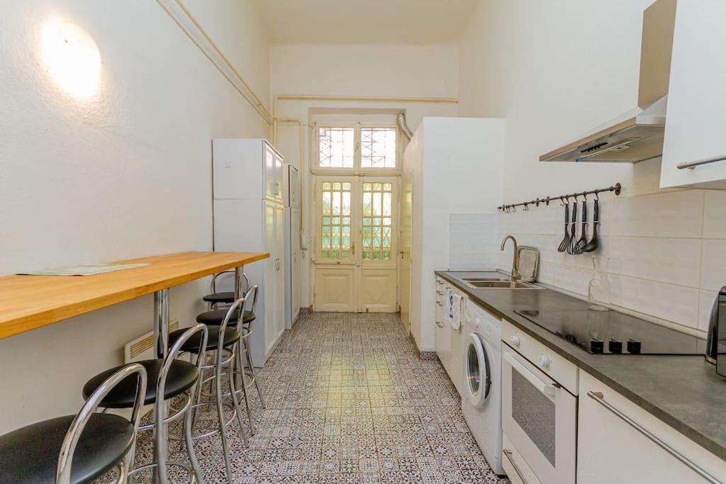 Oktogon Spacious Ac Balcony Apartment