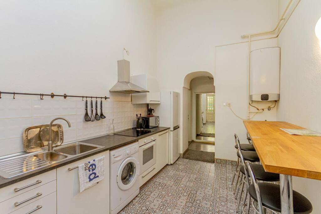 Oktogon Spacious Ac Balcony Apartment *