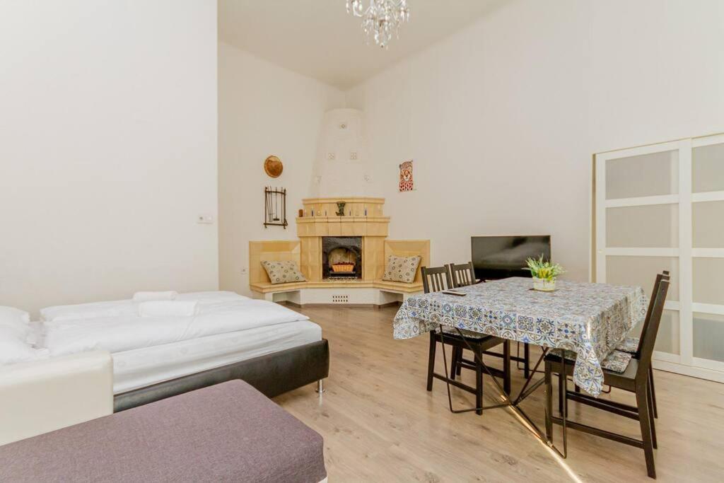 Apartment Oktogon Spacious Ac Balcony *