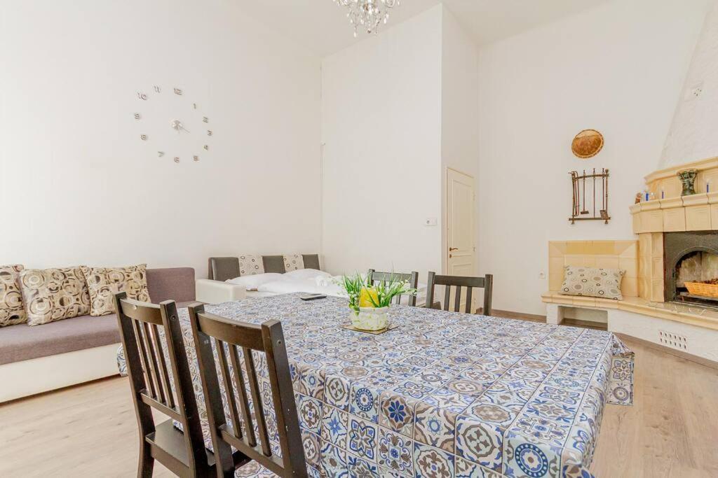 Oktogon Spacious Ac Balcony Apartment *