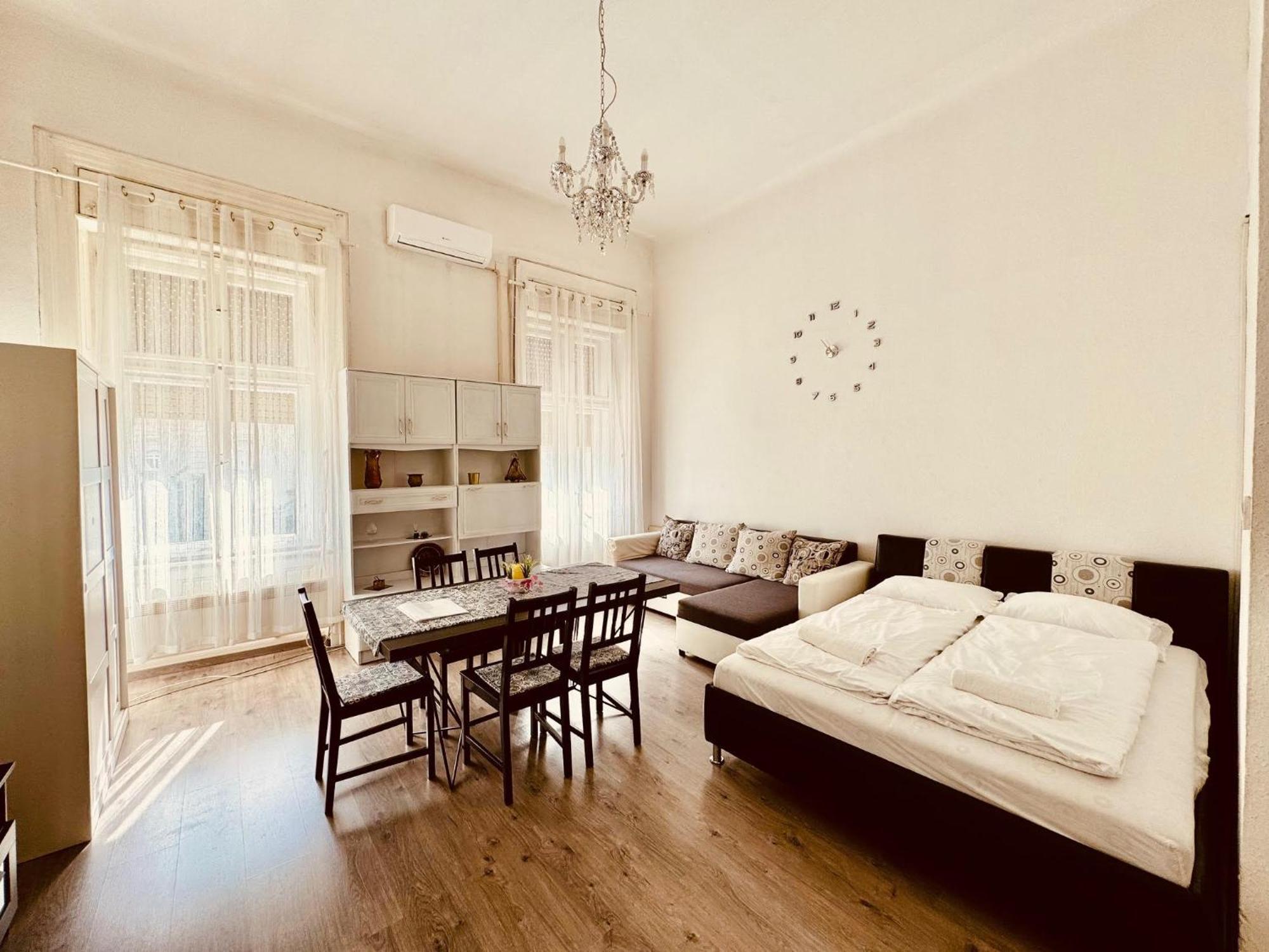 Apartment Oktogon Spacious Ac Balcony