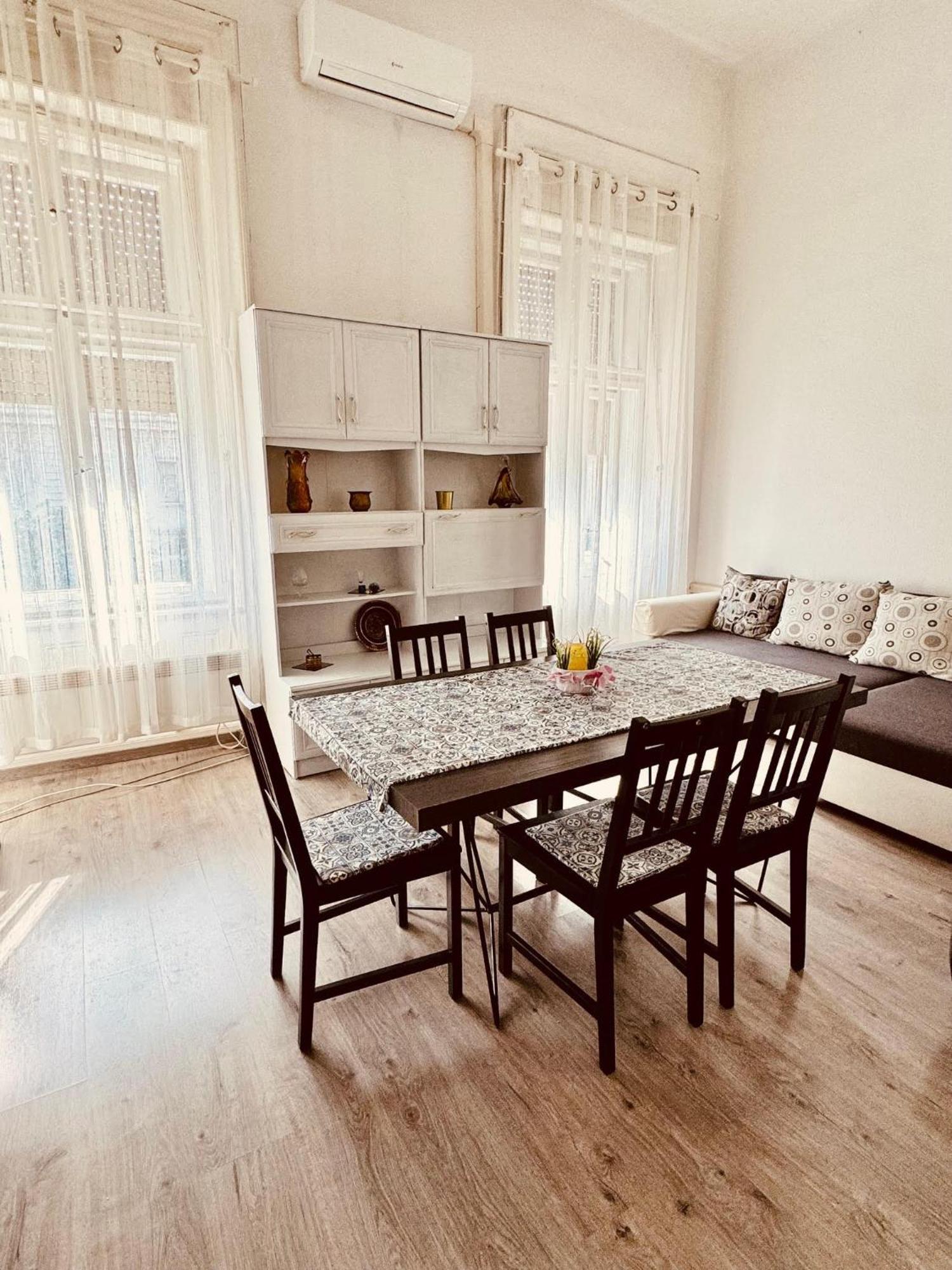 Apartment Oktogon Spacious Ac Balcony *
